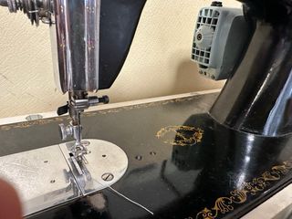 Máquina de Coser Alfa Negra y Dorada