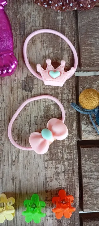 Lote accesorios niña: bolso, peines, pulsera