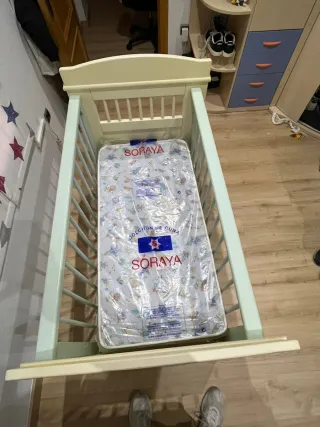 Cuna de madera con nubes