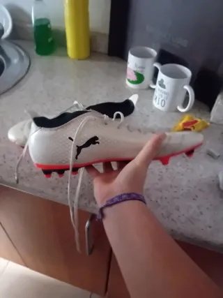 Zapatillas de fútbol Puma blancas y rojas