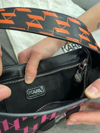 Bolso Karl Lagerfeld negro y rosa