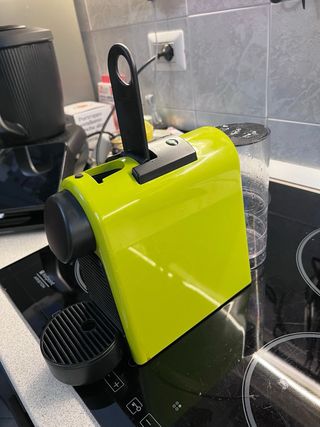 Macchina Caffè Nespresso Essenza Mini Verde