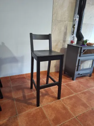 Mesa alta Nordviken y 4 taburetes -muy buen estado