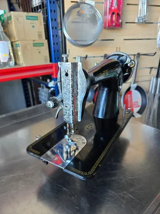 Máquina de coser Alfa antigua