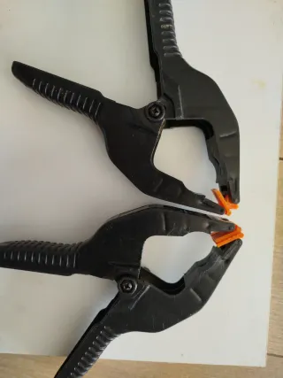 Sargentos de plástico negros