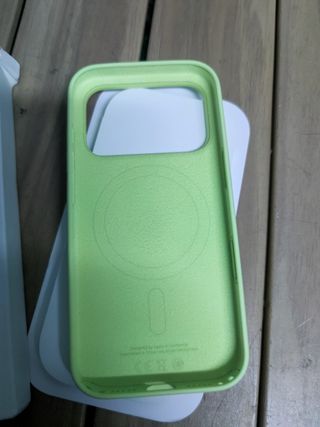 Funda de silicona con MagSafe para el iPhone 17 Pro — Amarillo neón