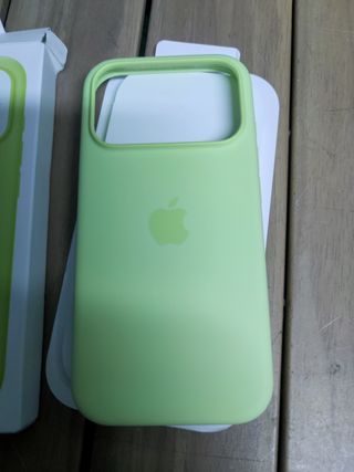 Funda de silicona con MagSafe para el iPhone 17 Pro — Amarillo neón