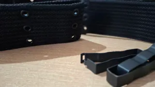 Cinturone nero con fibbie e passanti