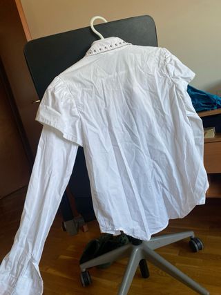 Camisa blanca con tachuelas