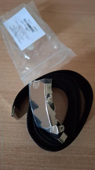 Cintura nera con fibbia in metallo