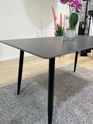 Mesa de Comedor de Superficie Lisa con Patas Metálicas
