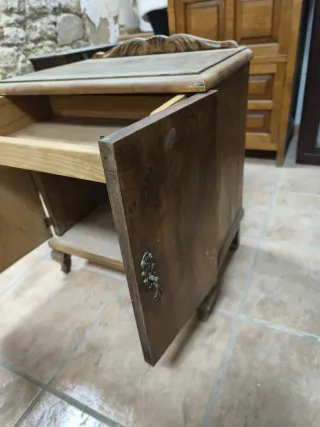 Mesita de noche antigua de madera