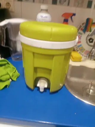 dispensador con grifo verde