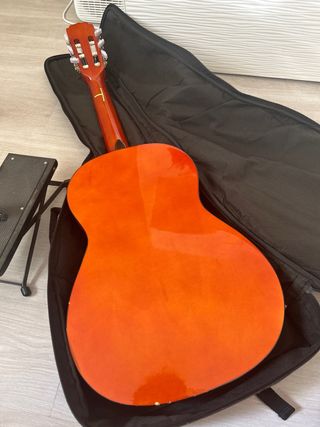 Guitarra Clásica Seminueva con Funda
