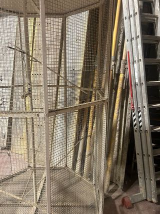 Pajarera grande hexagonal con ruedas