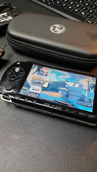PSP 1004 batería + cargador + estuche + 64gb