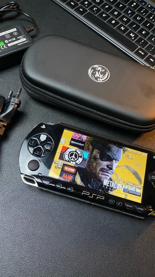 PSP 1004 batería + cargador + estuche + 64gb
