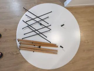 Mesa de diseño blanca y madera