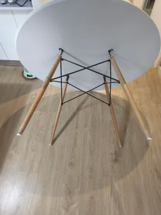 Mesa de diseño blanca y madera