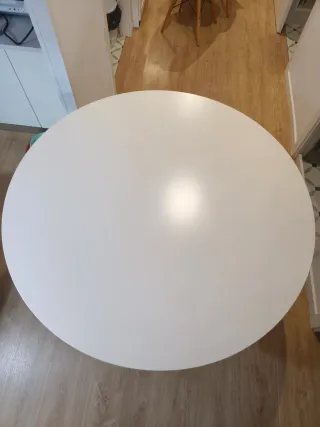 Mesa de diseño blanca y madera