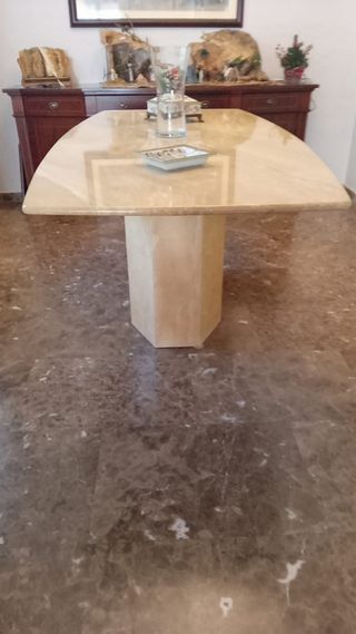 Mesa de comedor de mármol y madera