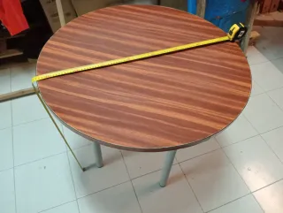 Mesa redonda giratoria de madera