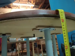 Mesa redonda giratoria de madera