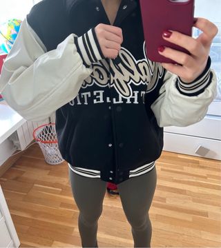 Chaqueta estilo universitario