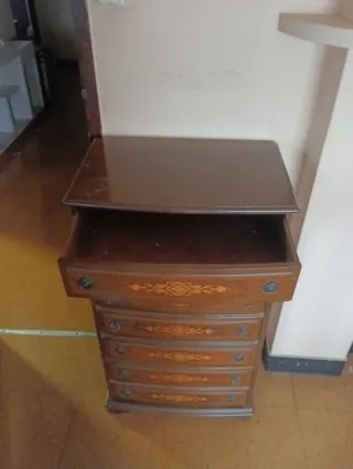 Cómoda alta de madera hecha a mano