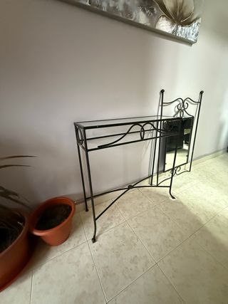 Mueble de hierro y cristal para entrada