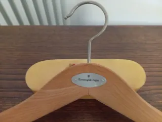 Appendiabito in legno massiccio con etichetta