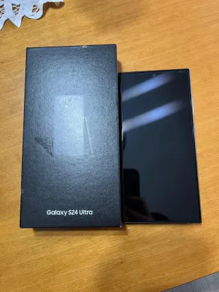 Samsung Galaxy S24 Ultra con caricatore e scatola