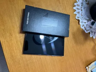Samsung Galaxy S24 Ultra con caricatore e scatola