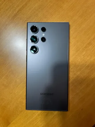 Samsung Galaxy S24 Ultra con caricatore e scatola