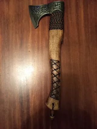 Hacha decorativa con grabados