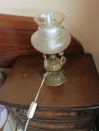 Lámpara de noche metal dorada y cristal