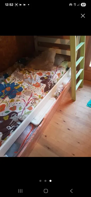 Litera madera color blanco y naranja