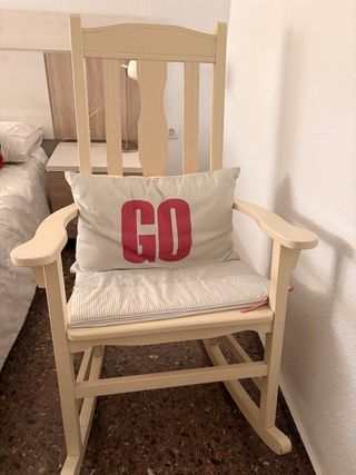 Mecedora de madera blanca