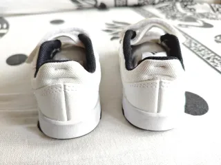 Zapatillas deportivas Adidas niño/niña. Talla 23.