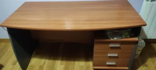Escritorio madera y plástico