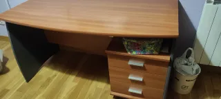Escritorio madera y plástico