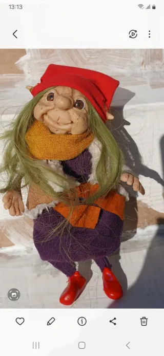 Duende artesanal con traje y bufanda