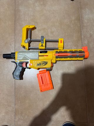Pistola Nerf Mega con accesorio