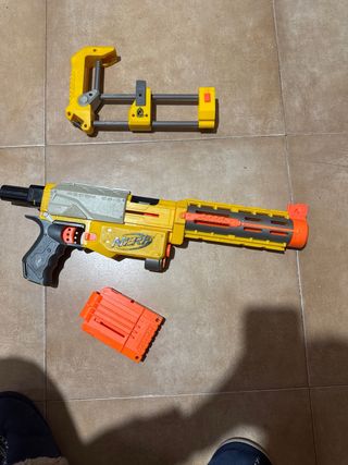 Pistola Nerf Mega con accesorio