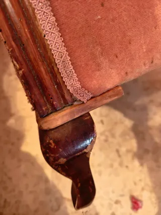 Descalzadora antigua de terciopelo y madera