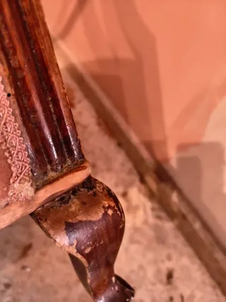 Descalzadora antigua de terciopelo y madera