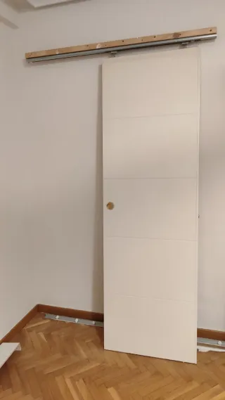 Puerta corredera blanca