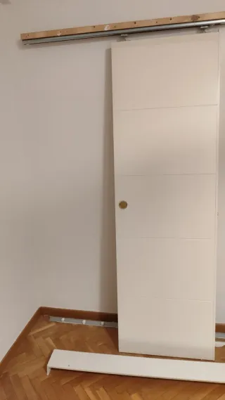 Puerta corredera blanca