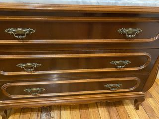 Cómoda clásica con espejo y tapa de mármol