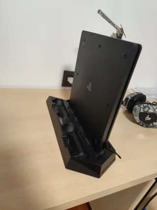 PS4 Slim Negra + 2 Mandos + Ventilador